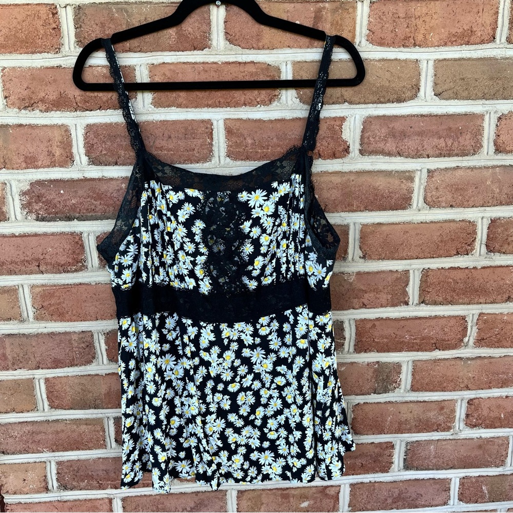 Torrid black lace trimmed Daisy print Cami